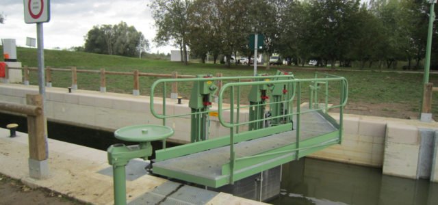Lock in Branges (71) – door and water gate
