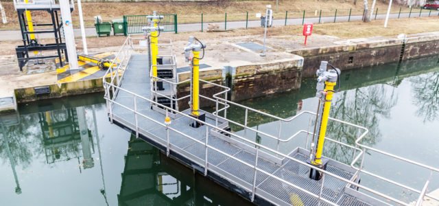 Lock in Evry - River Seine (91) – water gate